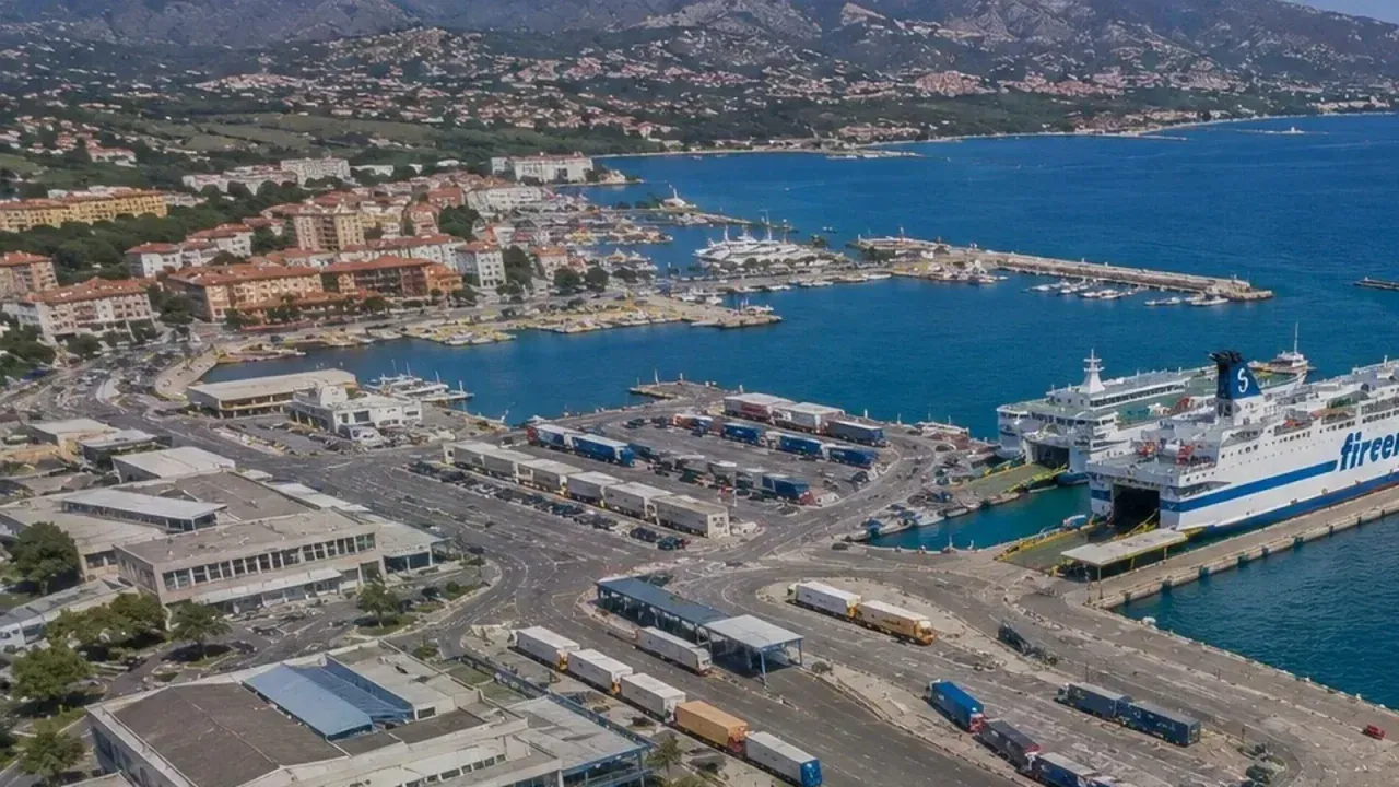 Vue aérienne du terminal de ferry Olbia avec un ferry de passagers Tirrenia