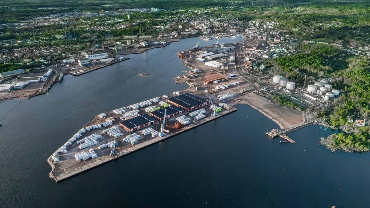 Vue aérienne du port et du ferry d'Oskarshamn