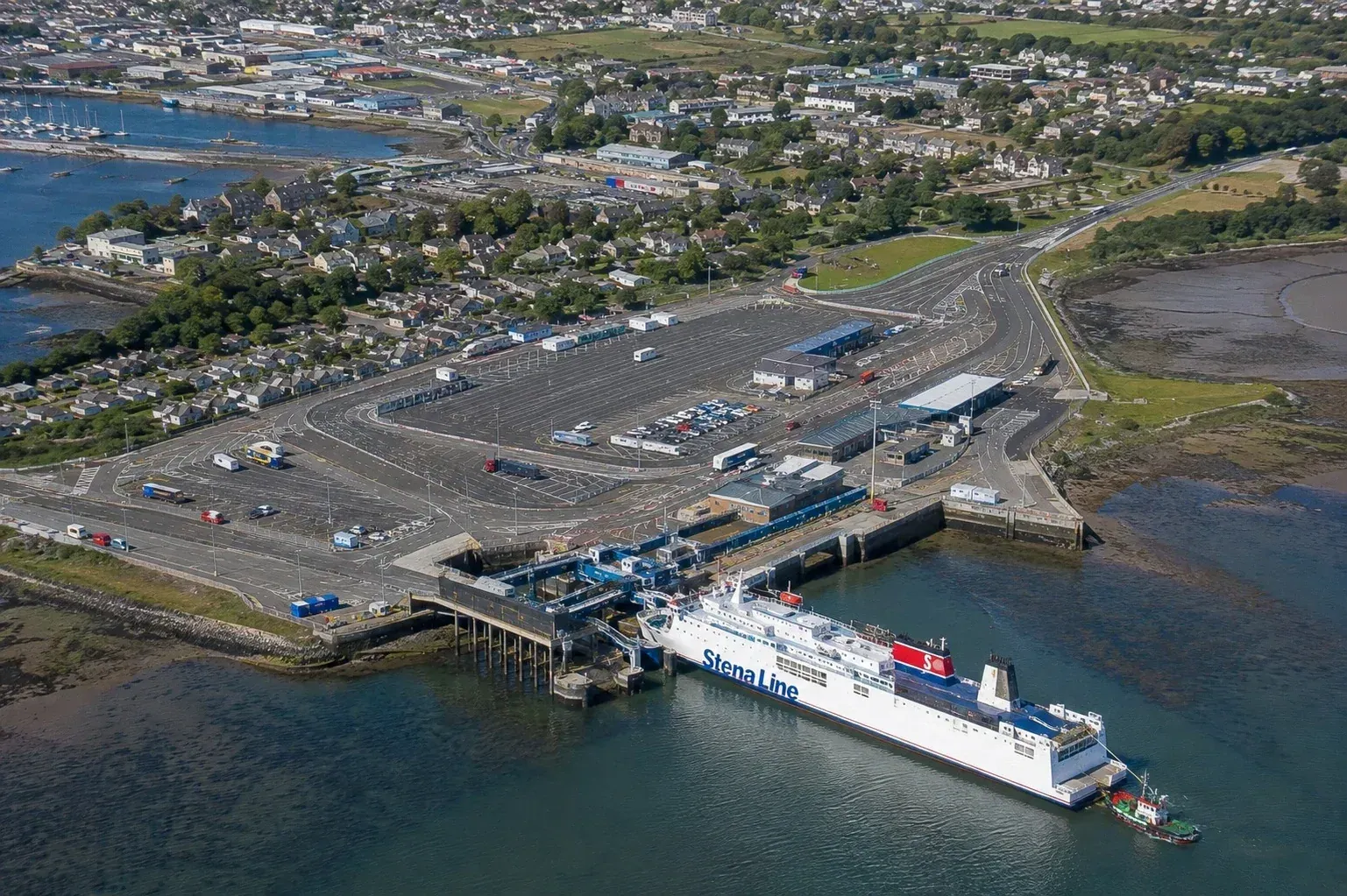 Vue aérienne du port de ferry et du port de Pembroke Dock dans le sud-ouest du Pays de Galles