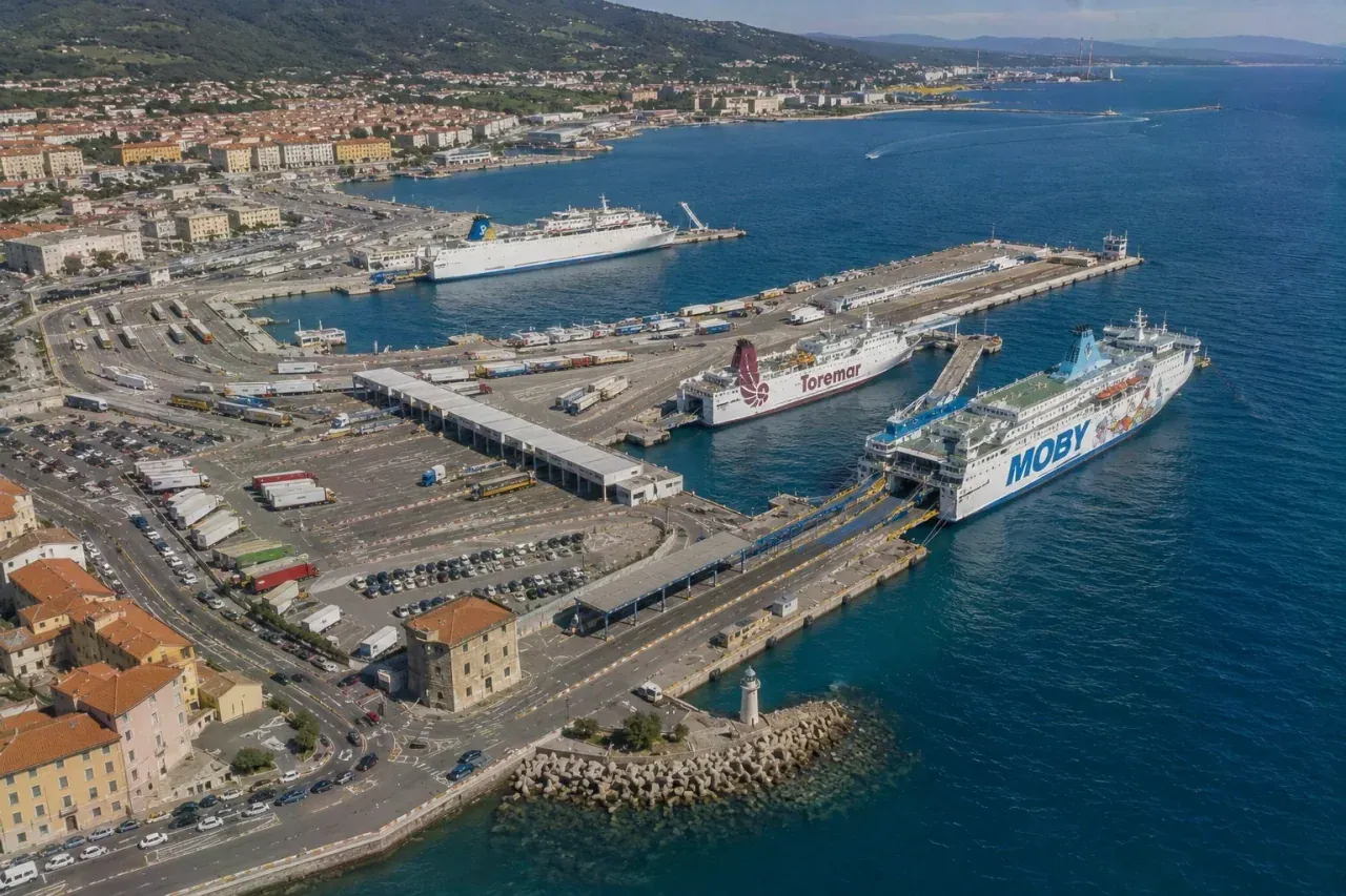 Piombino port de ferry en Toscane