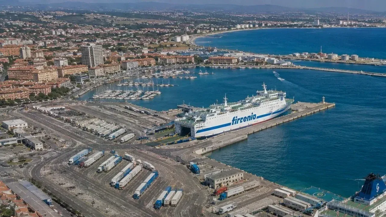 Vue aérienne sur le terminal et le port de Porto Torres