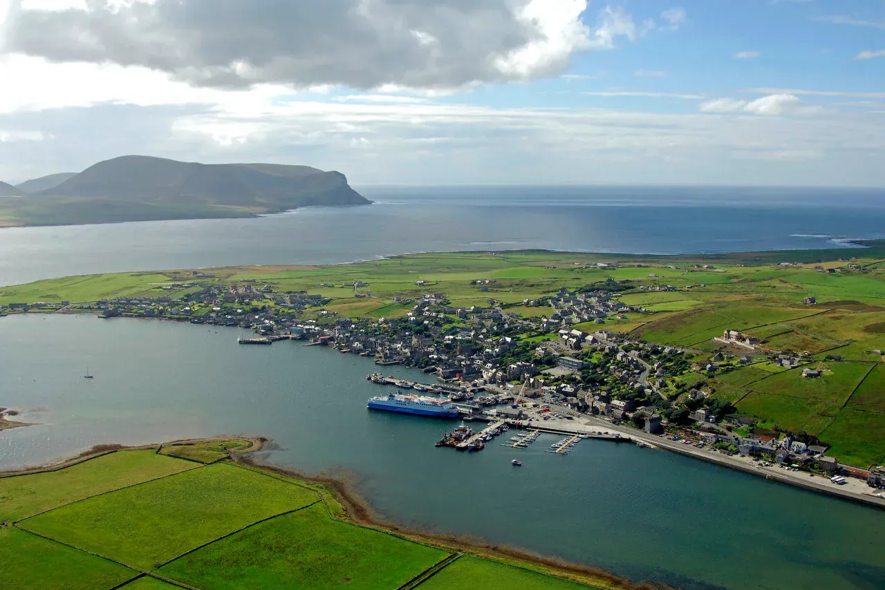 Vue aérienne du port de Stromness et du littoral d'Orkney