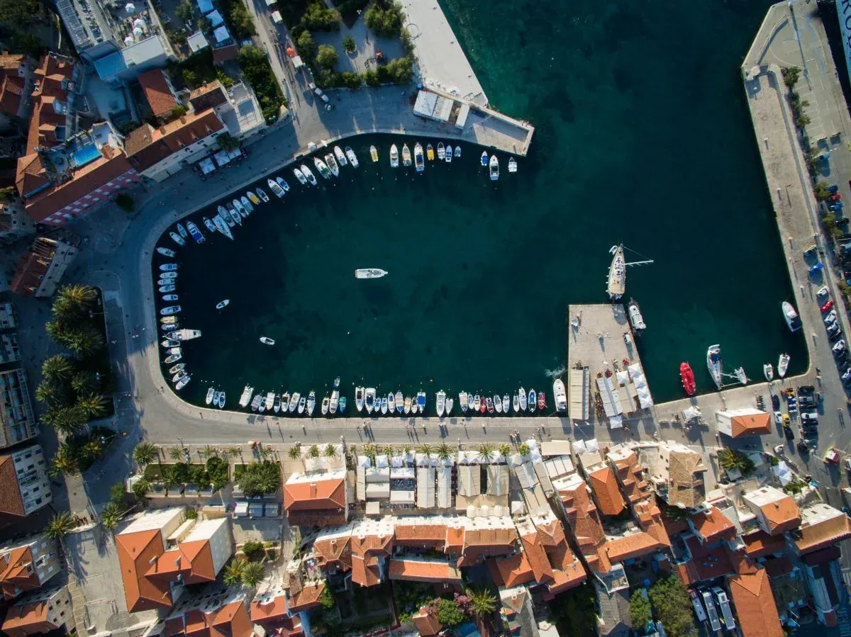Vue aérienne du port de Supetar sur Brač