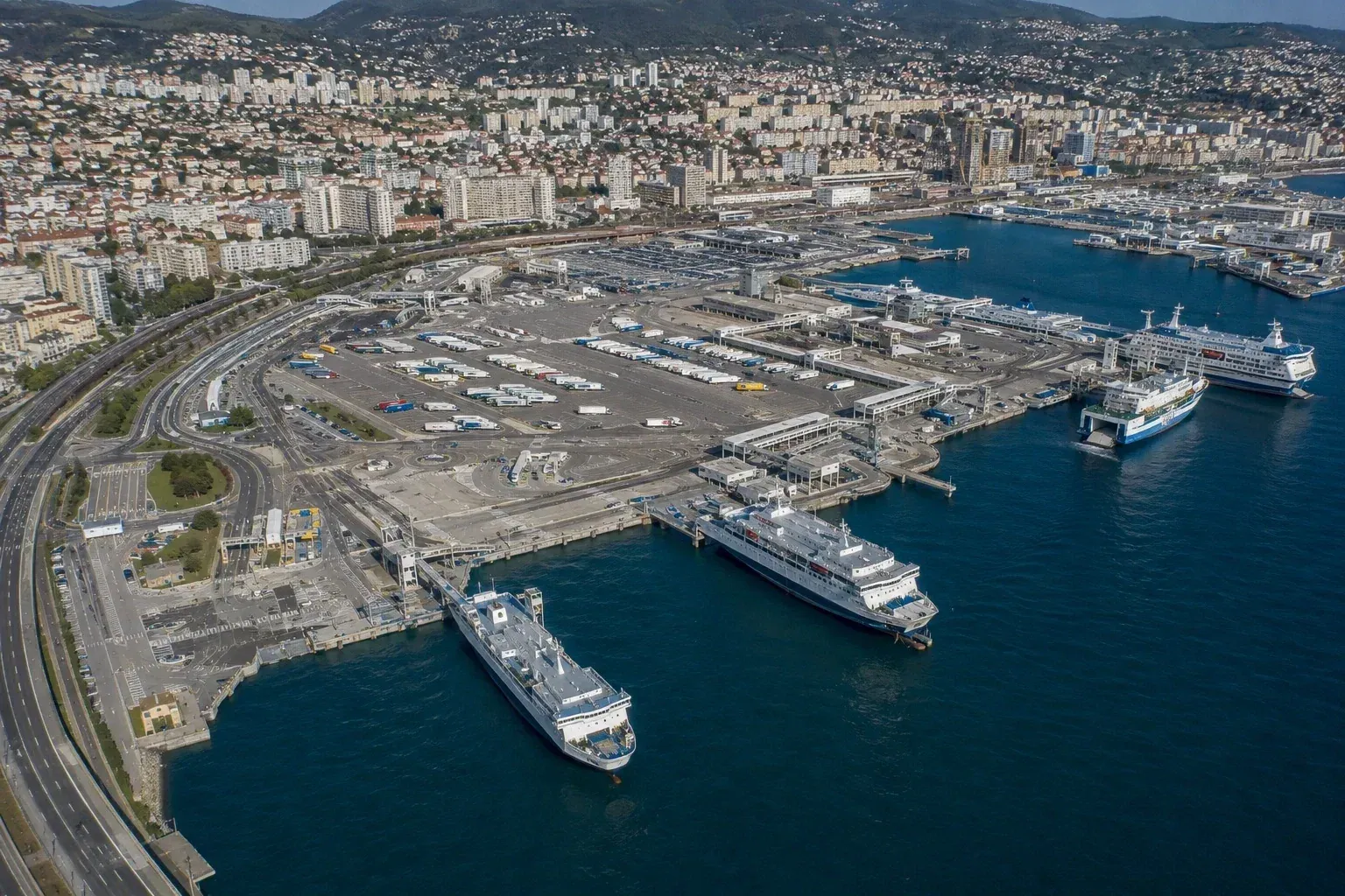 Vue aérienne de Toulon port de ferry pour passagers et des quais de ferry pour la Méditerranée