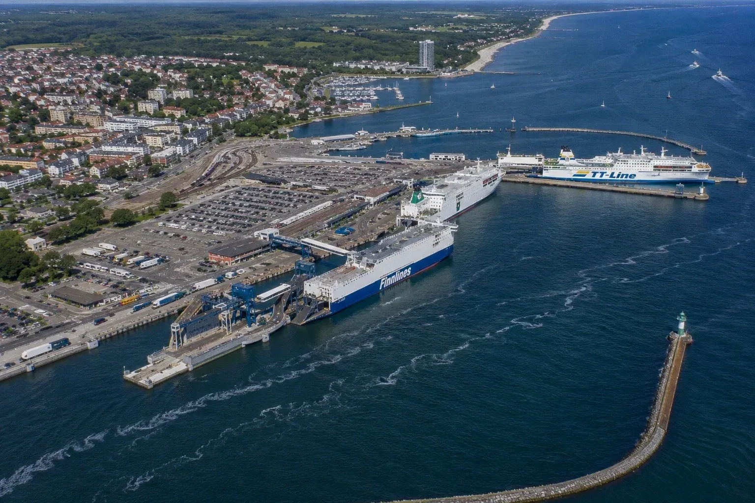 Vue aérienne du port de ferry de Travemünde avec les ferries Finnlines et TT-Line