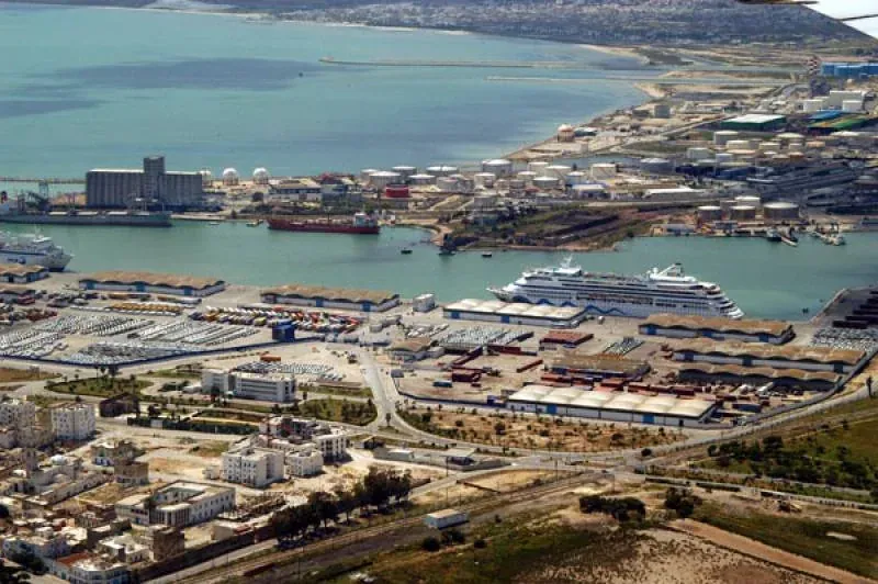 Port de ferry et front de mer de Tunis en Tunisie