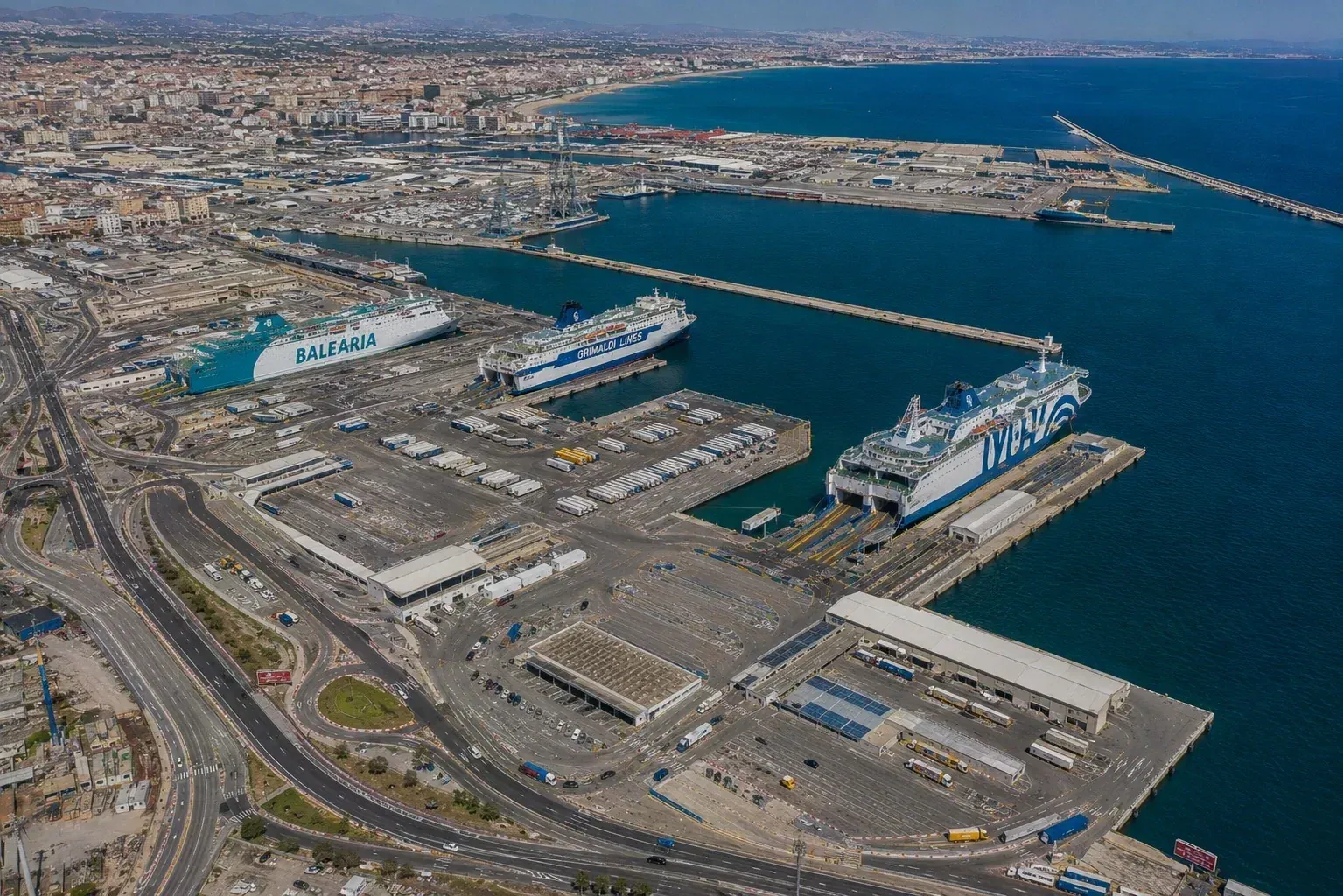 Vue aérienne de Valencia port de ferry et postes d'amarrage des ferries pour passagers