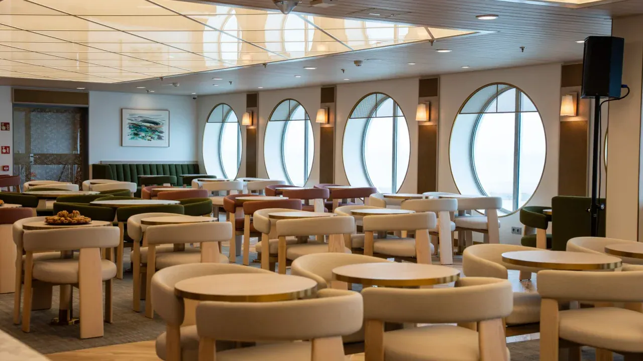 Restaurant à bord d'un bateau Brittany Ferries