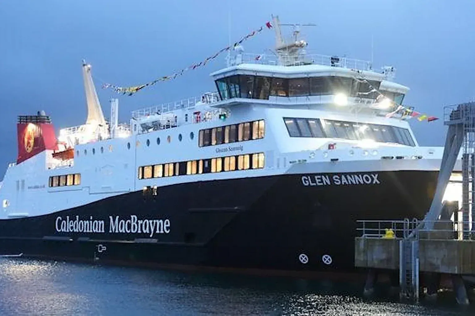 CalMac ferry naviguant entre les îles écossaises