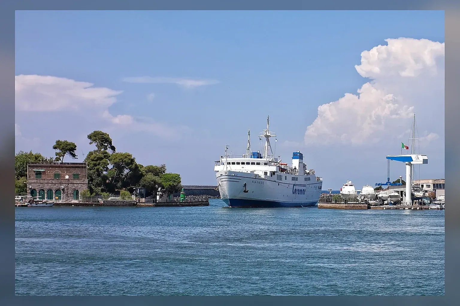Caremar ferry dans le golfe de Naples