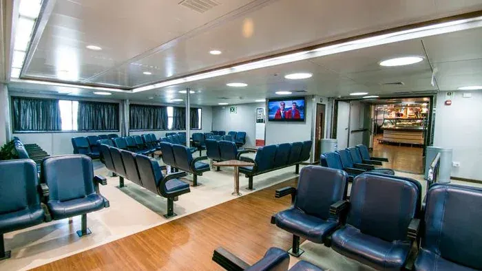 Salon intérieur pour les passagers à bord d'un ferry Caremar
