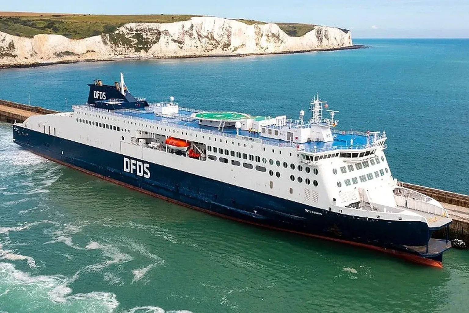 DFDS ferry pour passagers et véhicules en mer