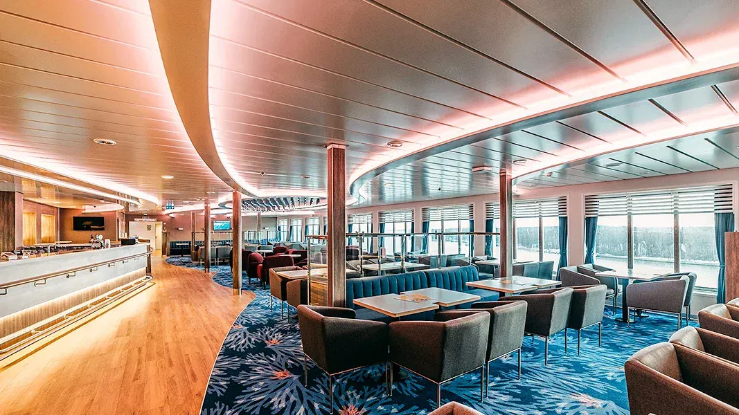 Bar et espace salon à bord d'un ferry DFDS