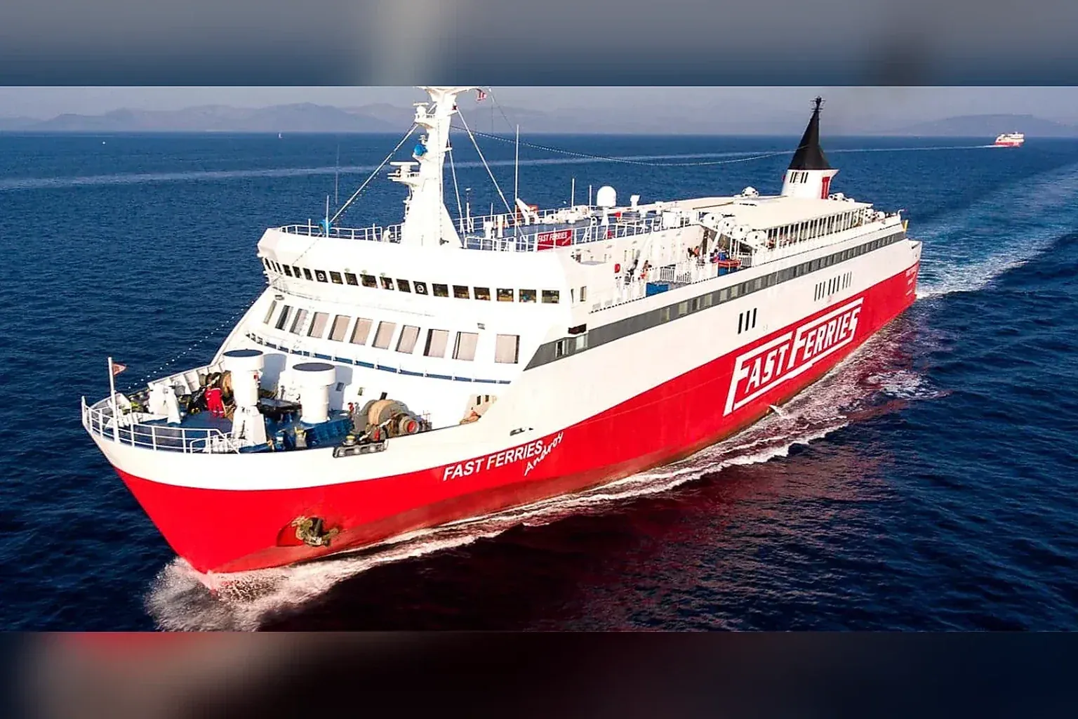 Fast Ferries transbordeur de passagers et de véhicules naviguant dans la mer Égée