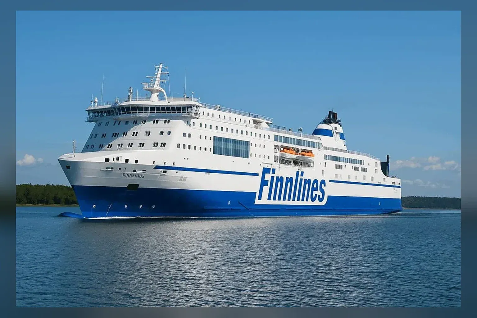 Finnlines traversant la mer Baltique pour passagers et véhicules