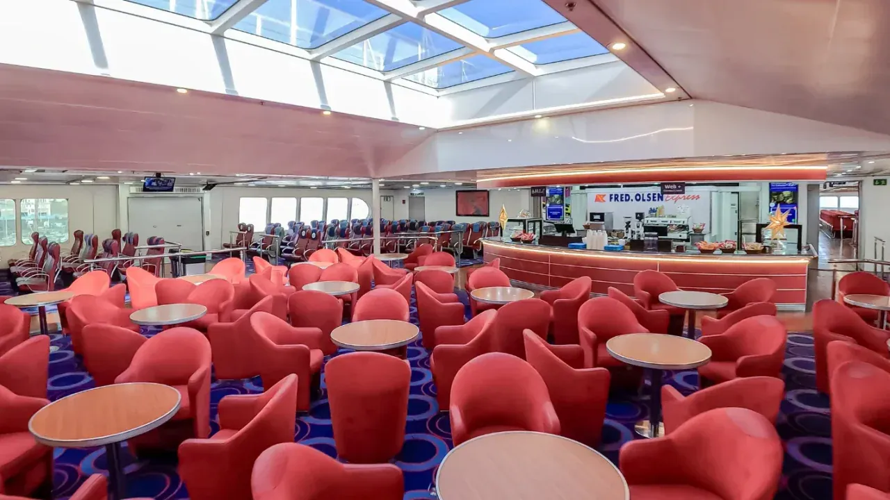 Cafétéria à bord de Fred. Olsen Express ferry Barlovento Express