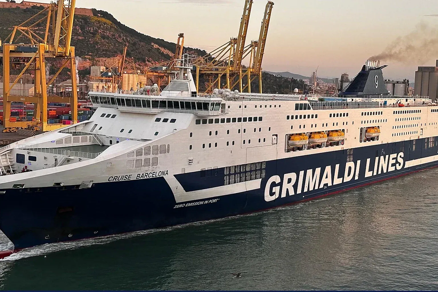 Grimaldi Lines ferry passager traversant la Méditerranée