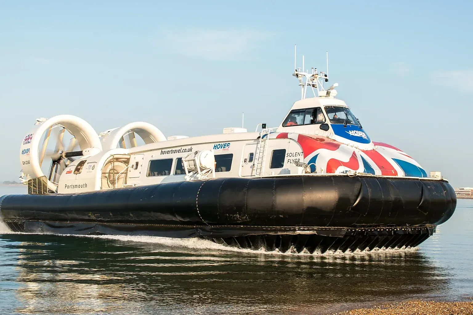 Hovertravel aéroglisseur passager traversant le Solent