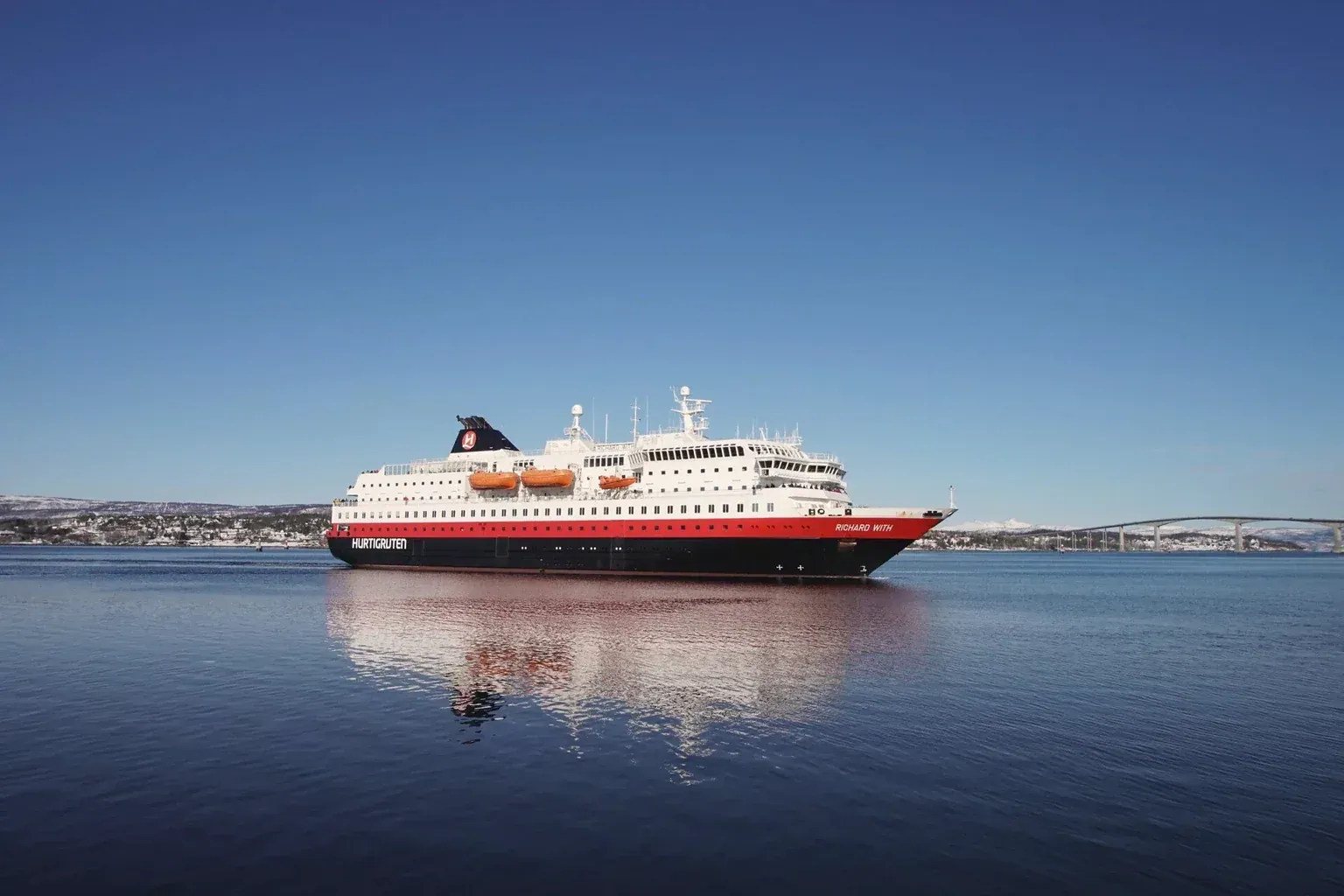 Navire Hurtigruten Coastal Express sur la côte norvégienne