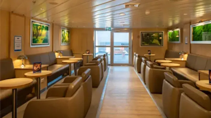 Cafétéria et coin salon à bord d'un ferry TT-Line
