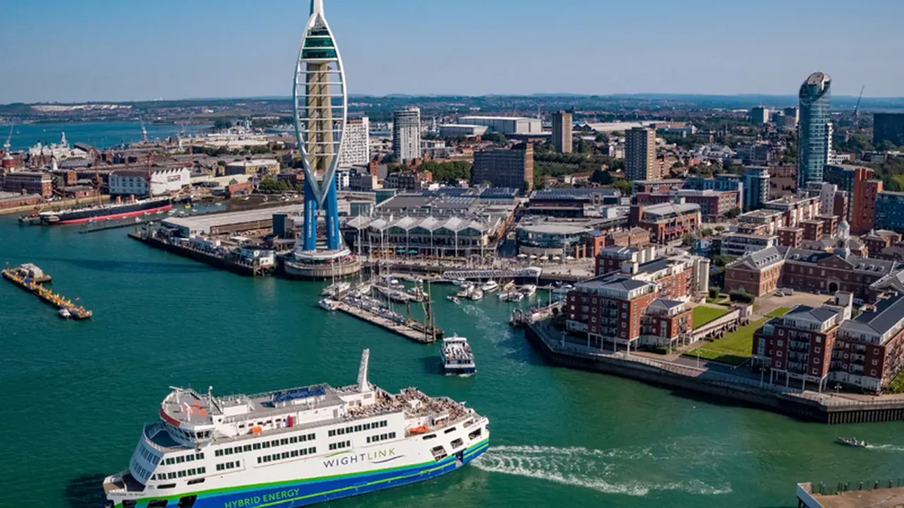 Ferry Wightlink qui approche ou quitte Portsmouth Gunwharf