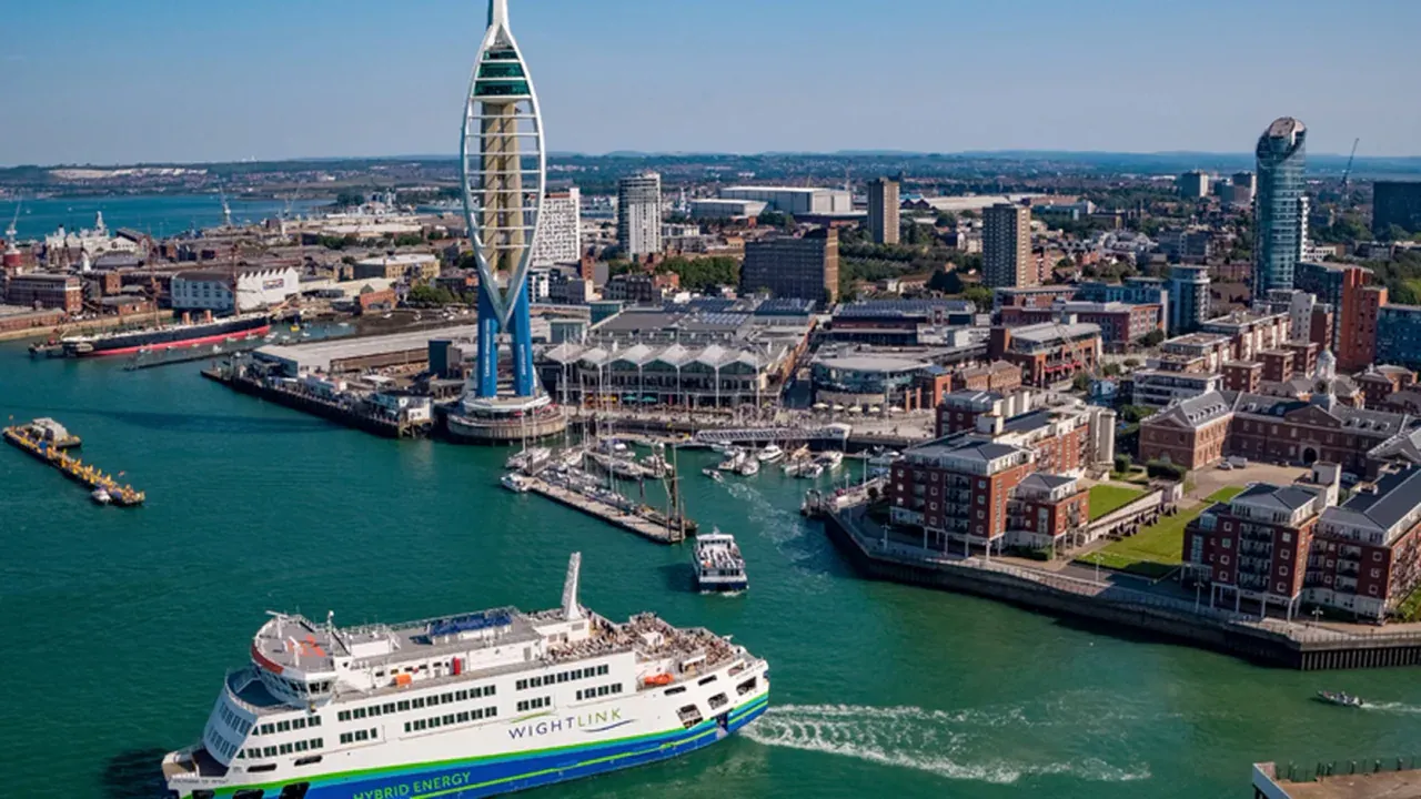 Ferry Wightlink au départ de Portsmouth avec le front de mer de la ville derrière