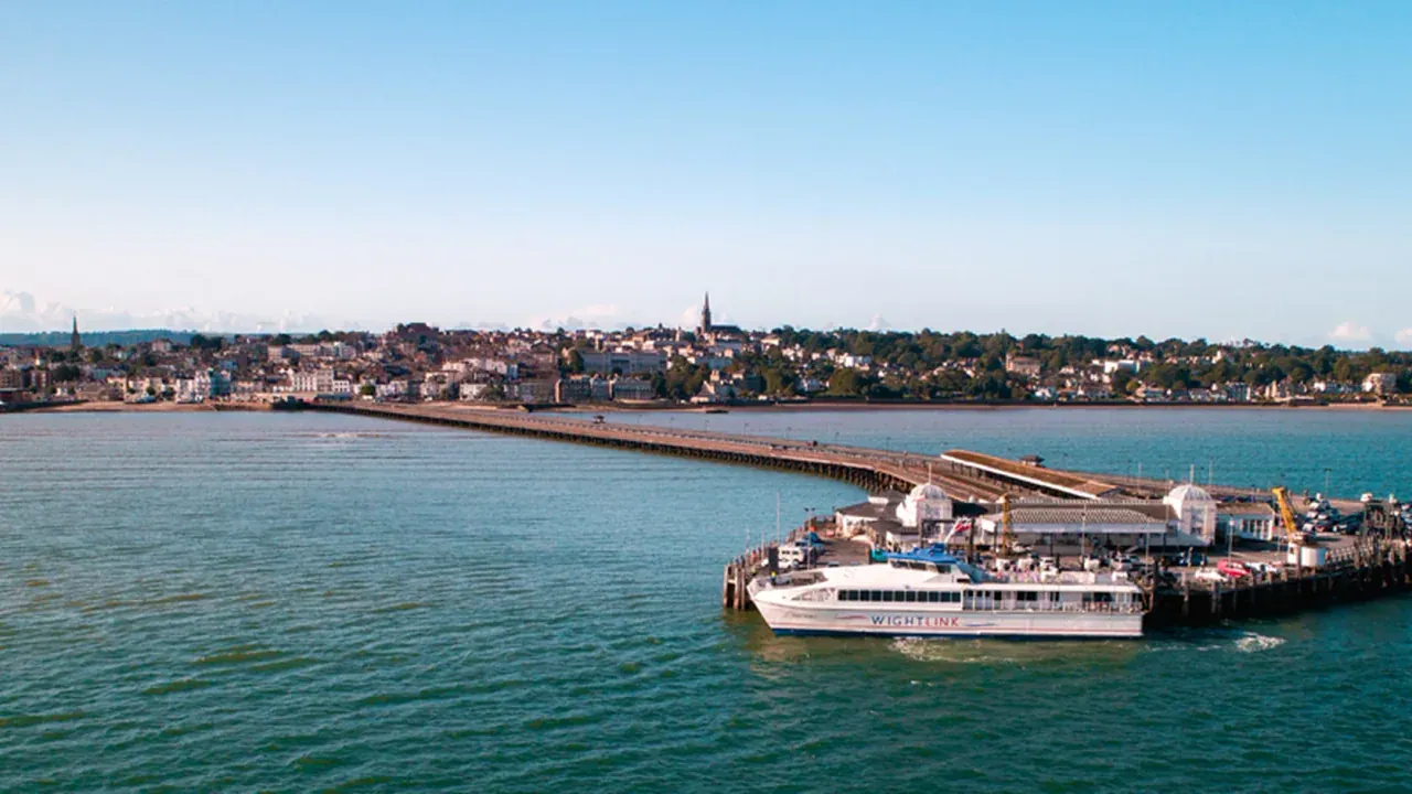 Wightlink FastCat à Ryde Pier Head sur l'île de Wight