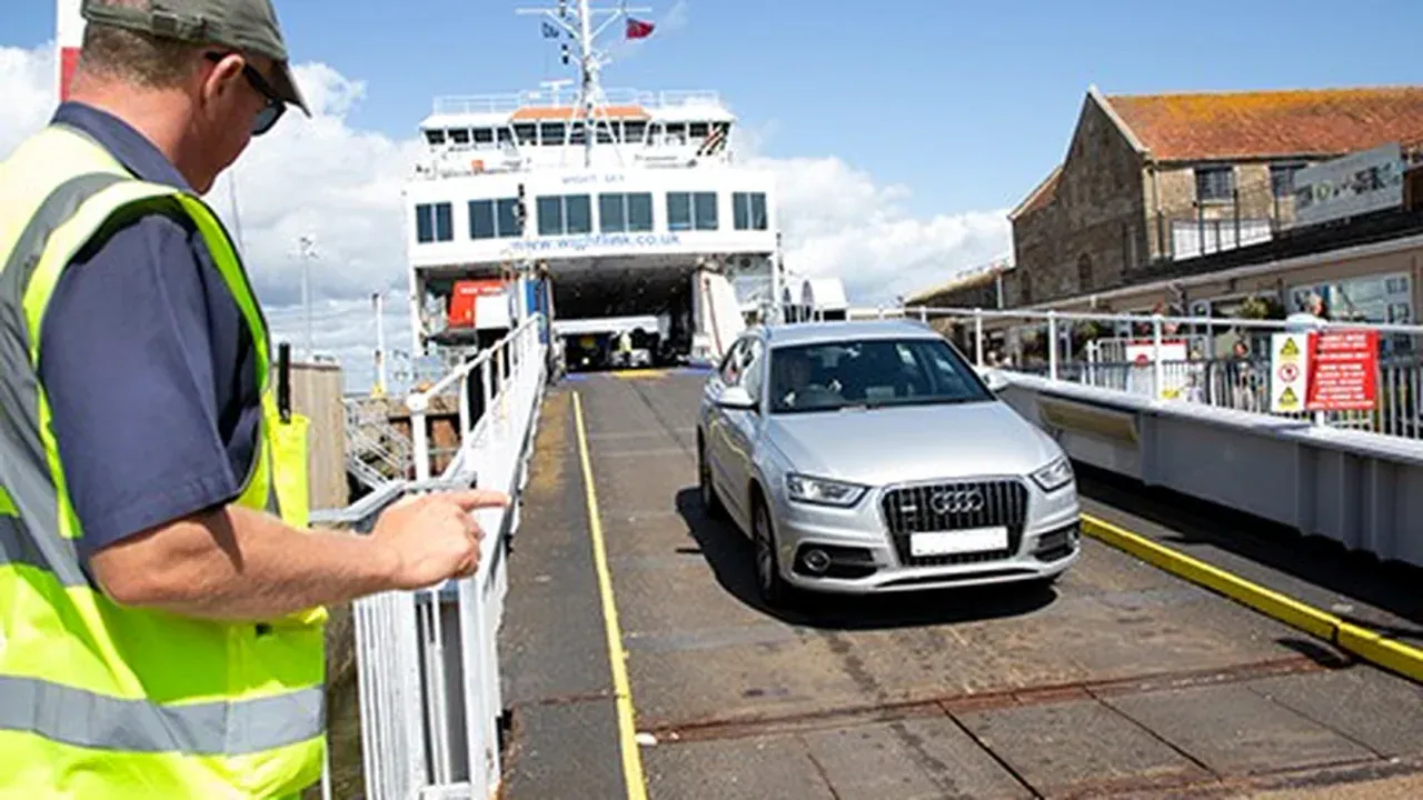 Voiture quittant un ferry Wightlink au terminal