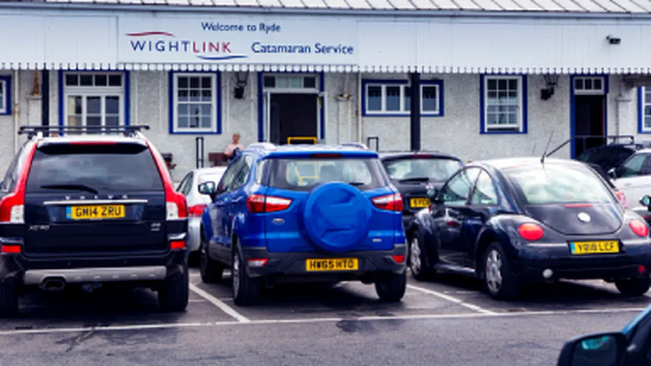 Véhicules en attente à un terminal Wightlink