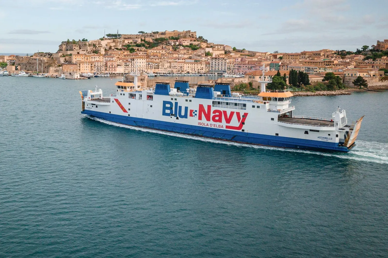 Blu Navy ferry passant devant Portoferraio sur l'île d'Elbe