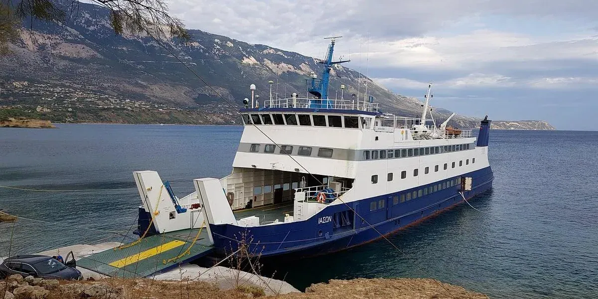 Ferry pour passagers et véhicules pour l'itinéraire Pesada, Kefalonia à Agios Nikolaos, Zakynthos