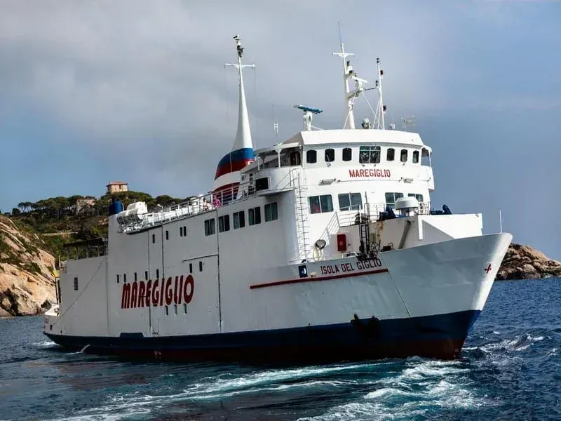 Maregiglio ferry pour passagers et véhicules