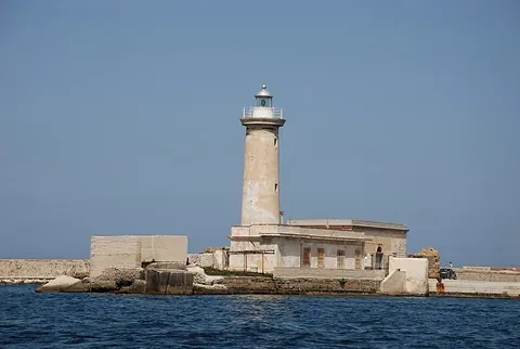Phare au port de Marsala, Sicile, Italie